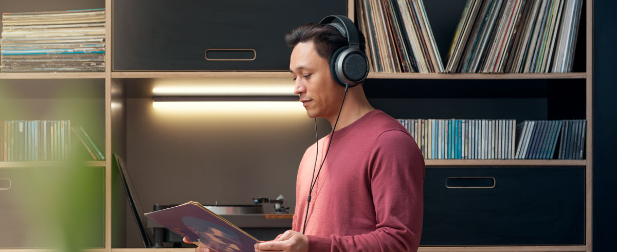 Mo&scaron;ki poslu&scaron;a glasbo prek slu&scaron;alk Philips X3
