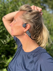 Ženska nosi kostnoprevodne slu&scaron;alke Bluetooth Philips